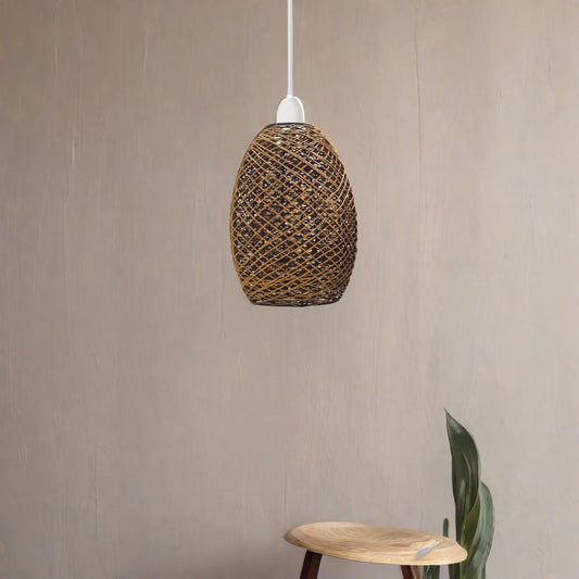 Abat-jour en rotin fait main, élégant et aéré pour une décoration intérieure authentique.
