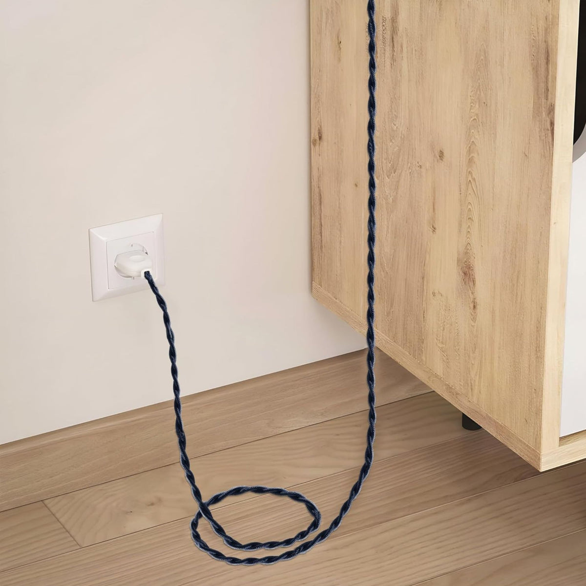Câble  torsadé suspension luminaire vintage - gros plan sur les 3 cœurs