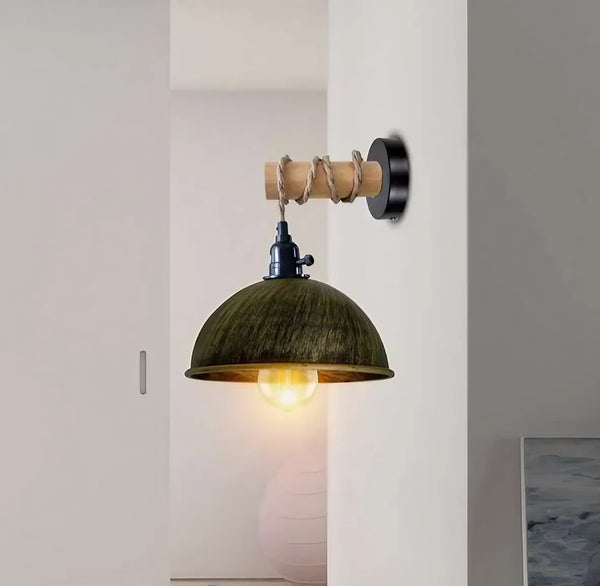 Applique murale bois d'inspiration Japandi installée au-dessus d'un chevet de chambre minimaliste avec des draps en lin naturel.