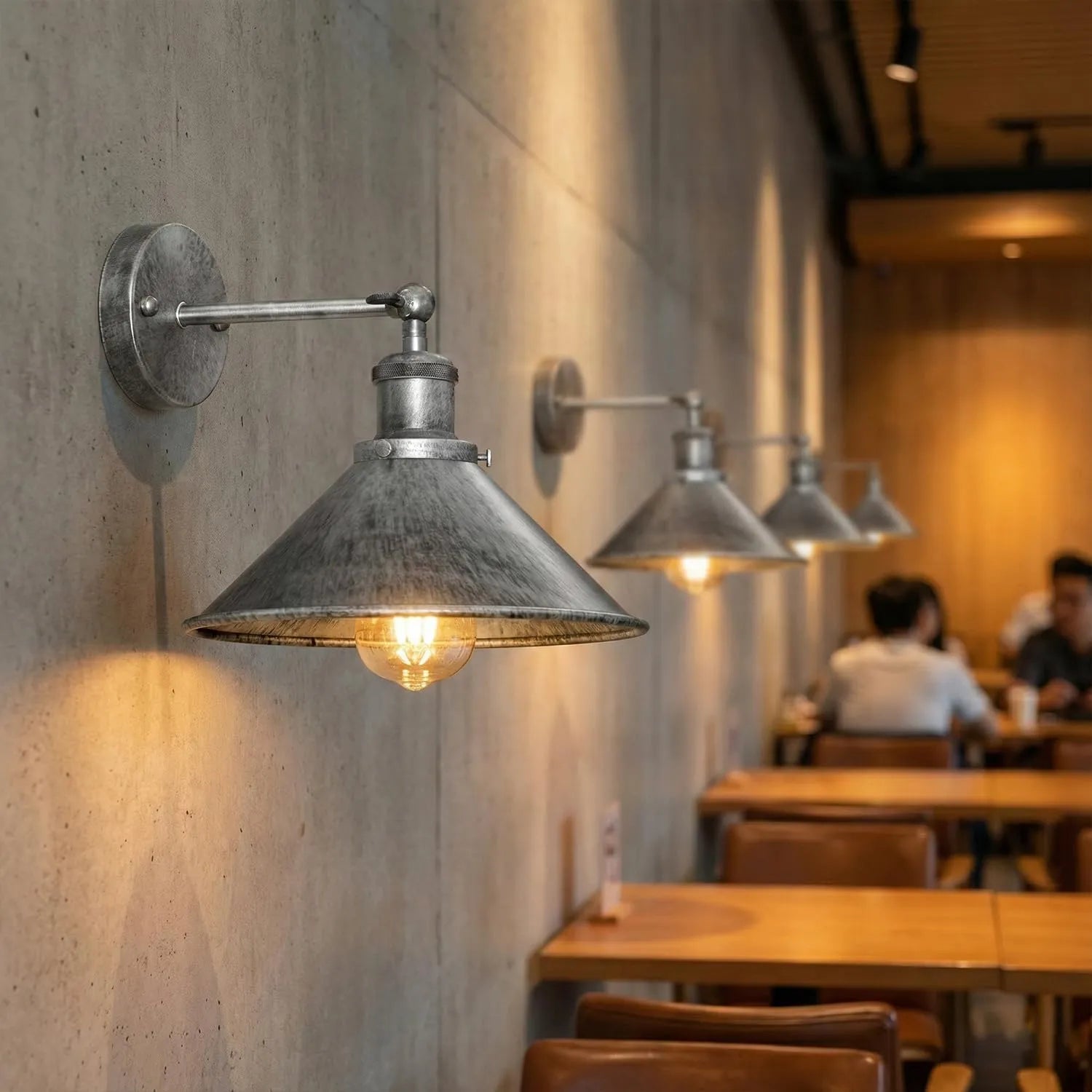 Applique industrielle LEDSone avec abat-jour conique en métal.