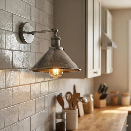 Applique murale en cuivre antique vue de face style industriel.