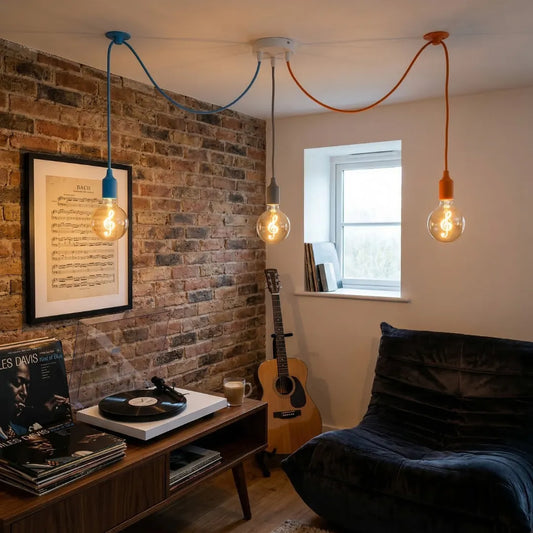 Lustre araignée 3 têtes avec câbles orange bleu et gris sur fond blanc