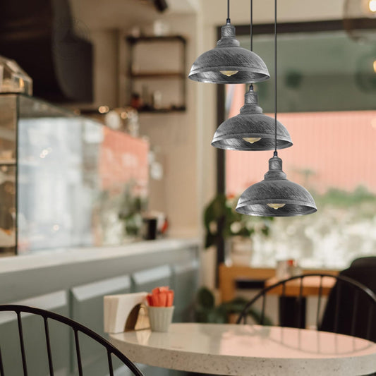 Suspension industrielle dôme en métal pour cuisine moderne.