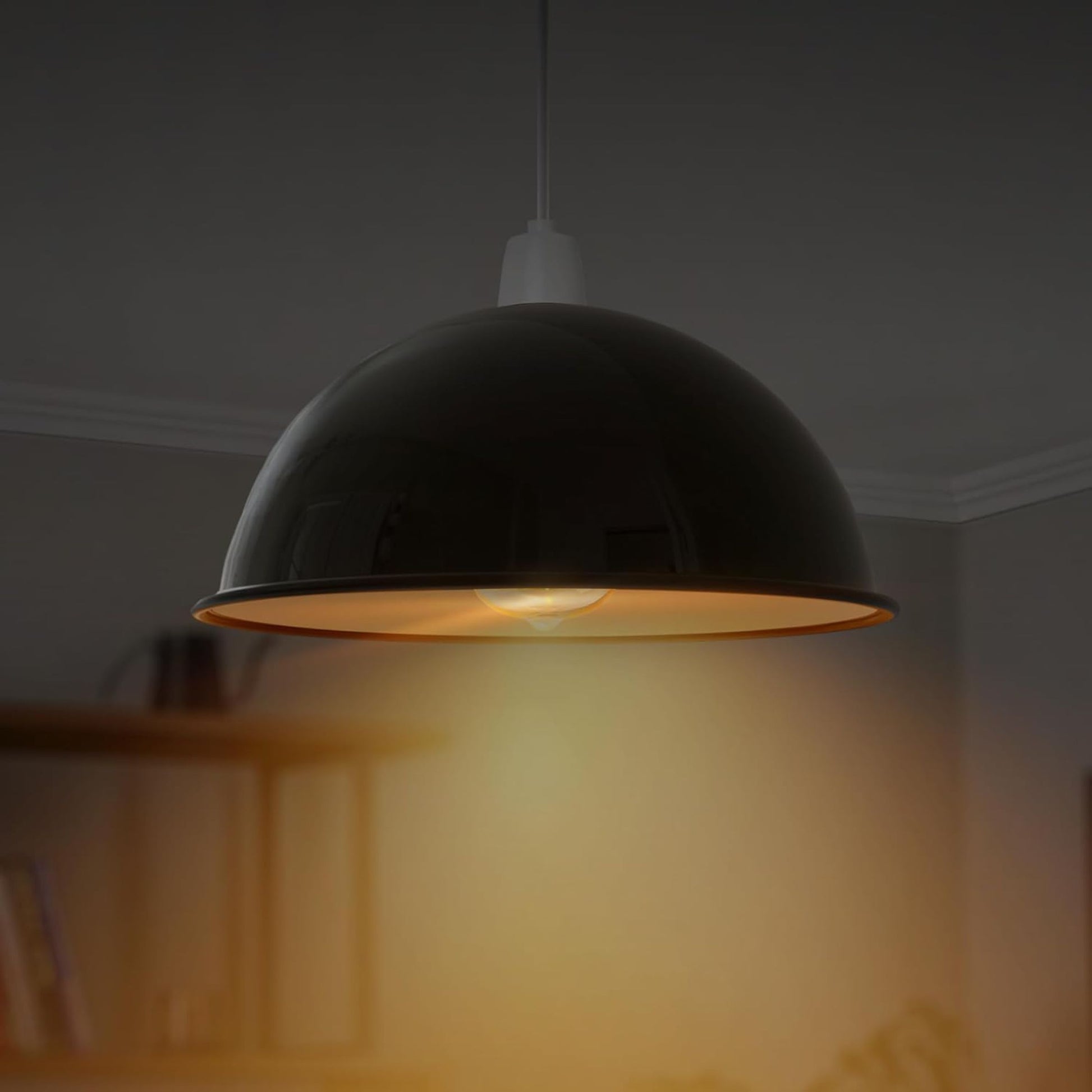 Lustre industriel dôme 21 cm - Gros plan sur la finition brossée.