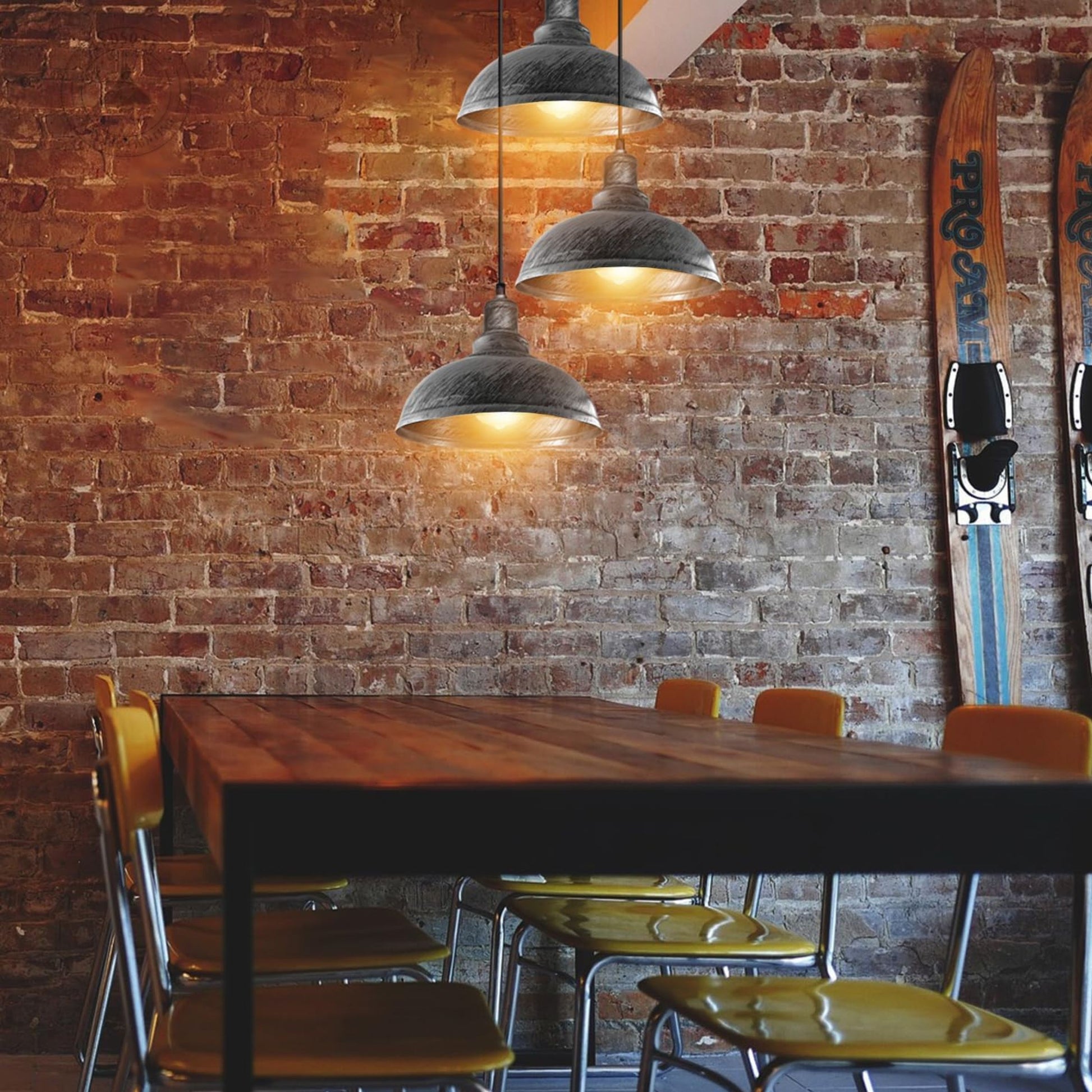 Suspension style ferme en métal brossé vue de dessous.