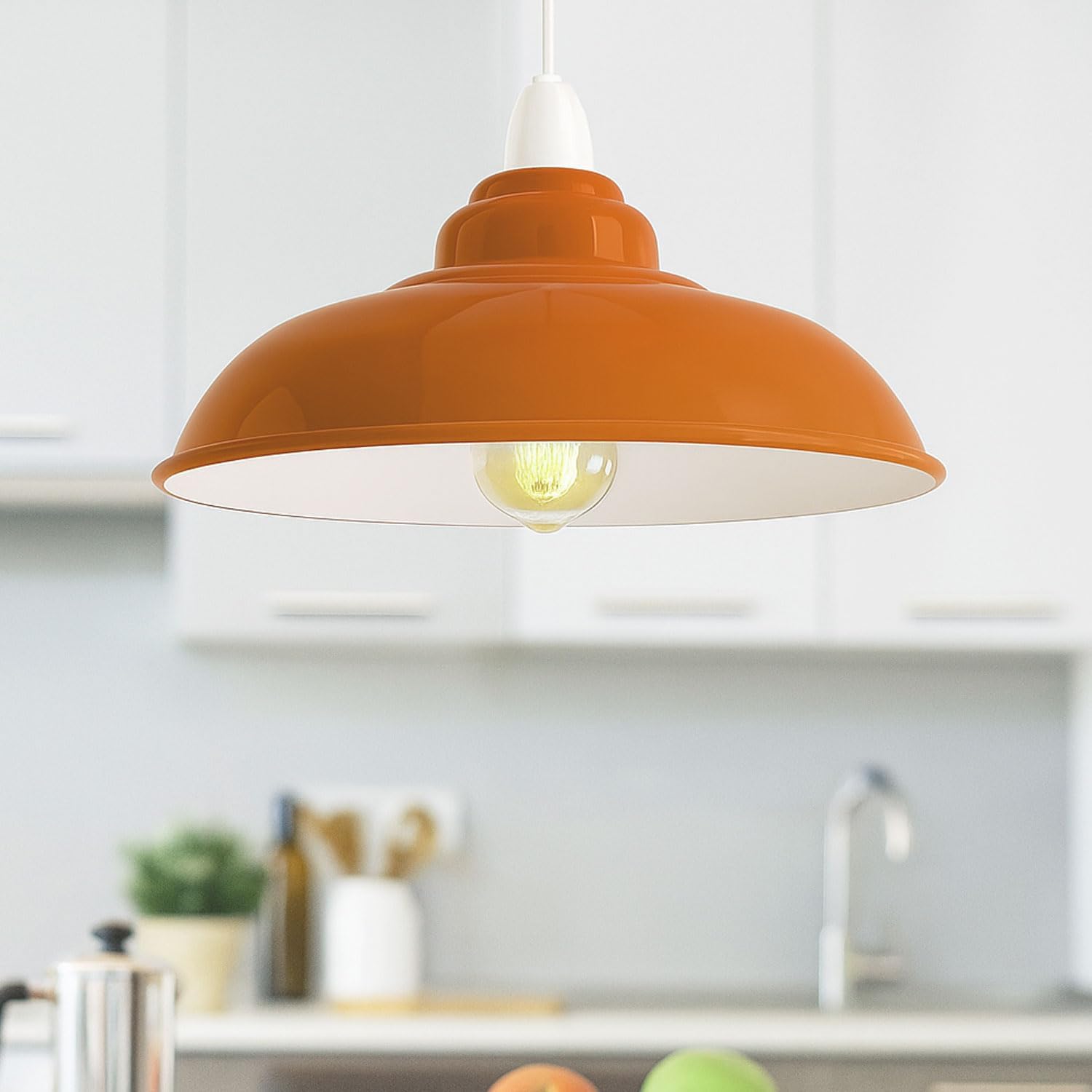 Abat-jour plafond orange pour appartement moderne.
