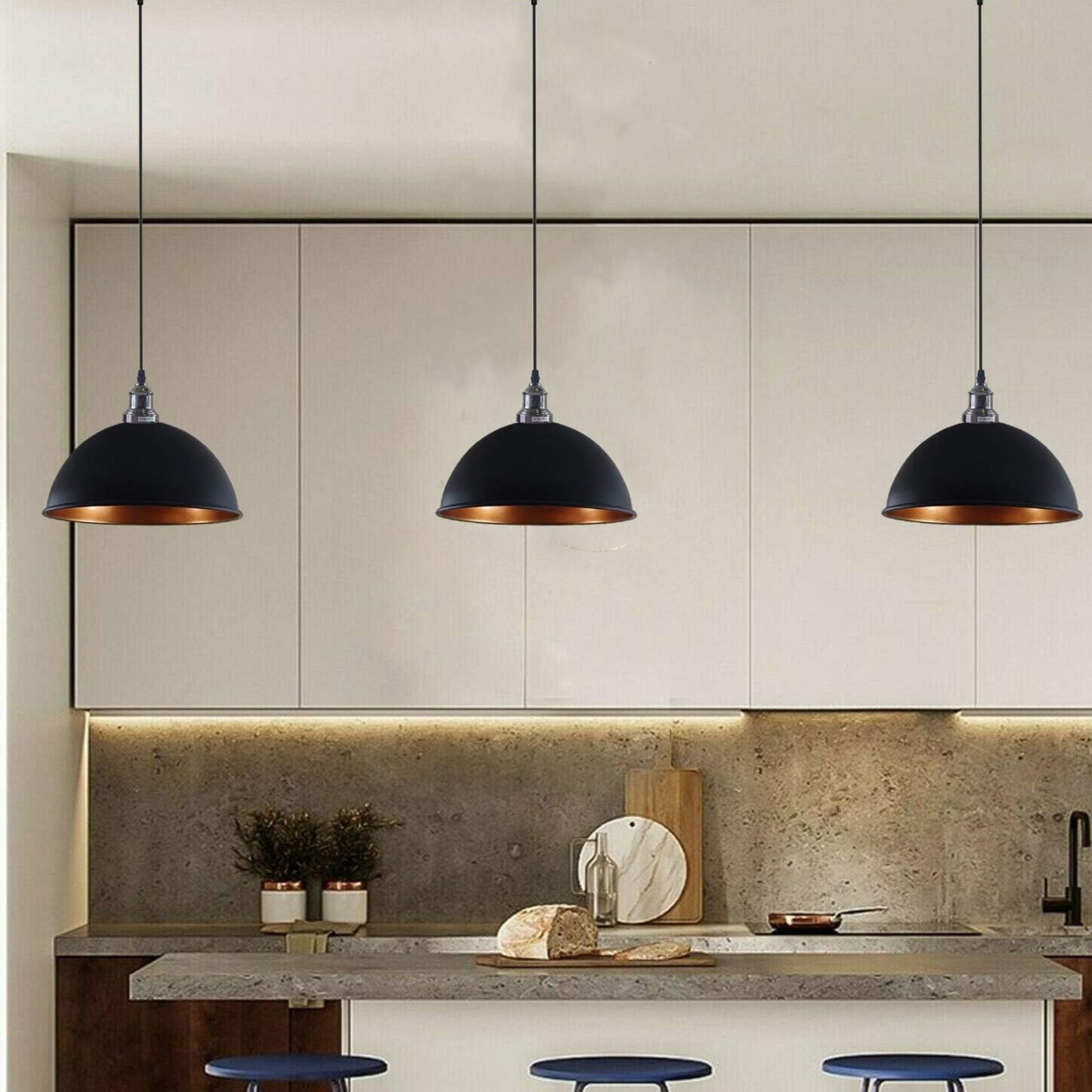 Suspension luminaire rétro en métal - Angle latéral dans un salon.