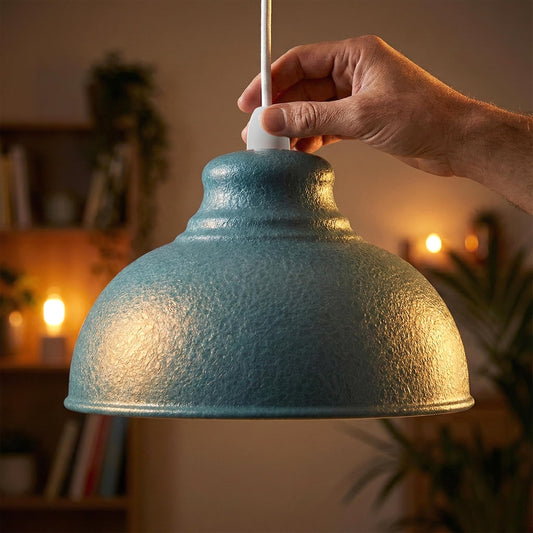 Abat-jour en métal martelé de 29 cm ~1882