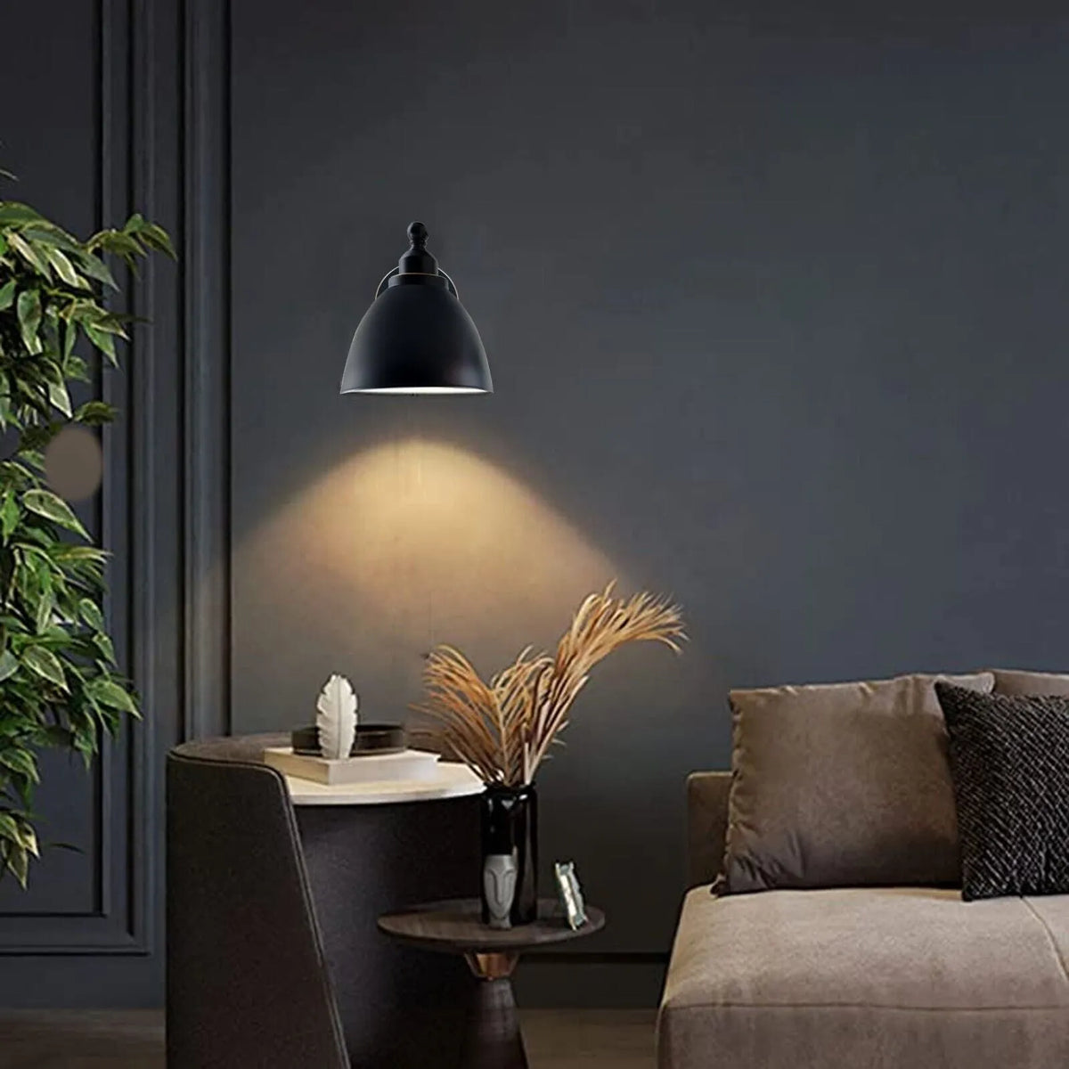 Applique murale noire comme lampe de chevet