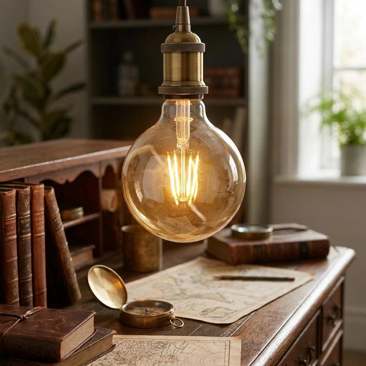 Cette ampoule LED vintage LEDSone est une ampoule globe G125 avec culot E27, puissance de 8W, verre ambré et technologie LED filament. Elle est dimmable avec un variateur compatible et convient aux suspensions, lampes et luminaires décoratifs de style vintage, Edison ou industriel.