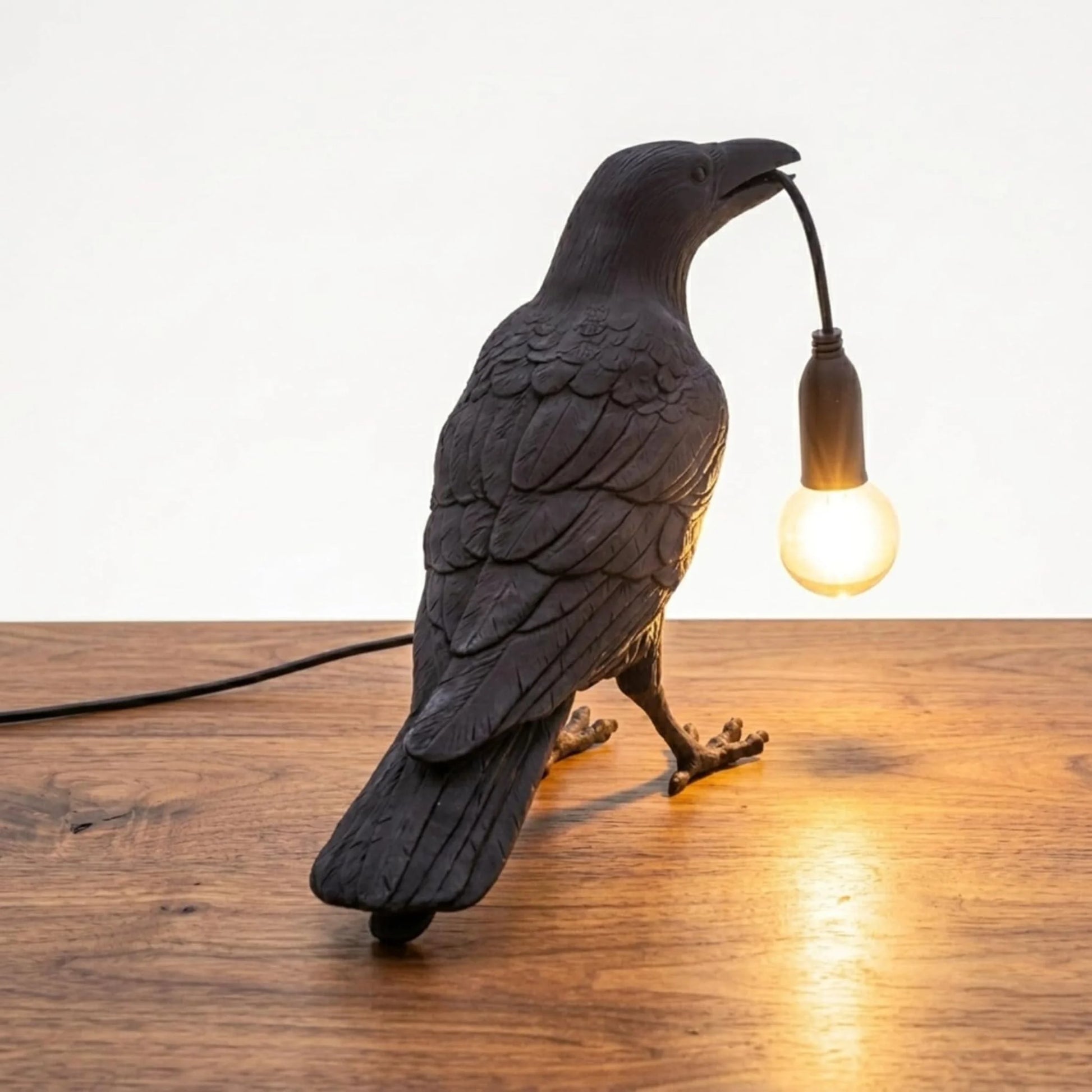 Lampe corbeau posée sur une table