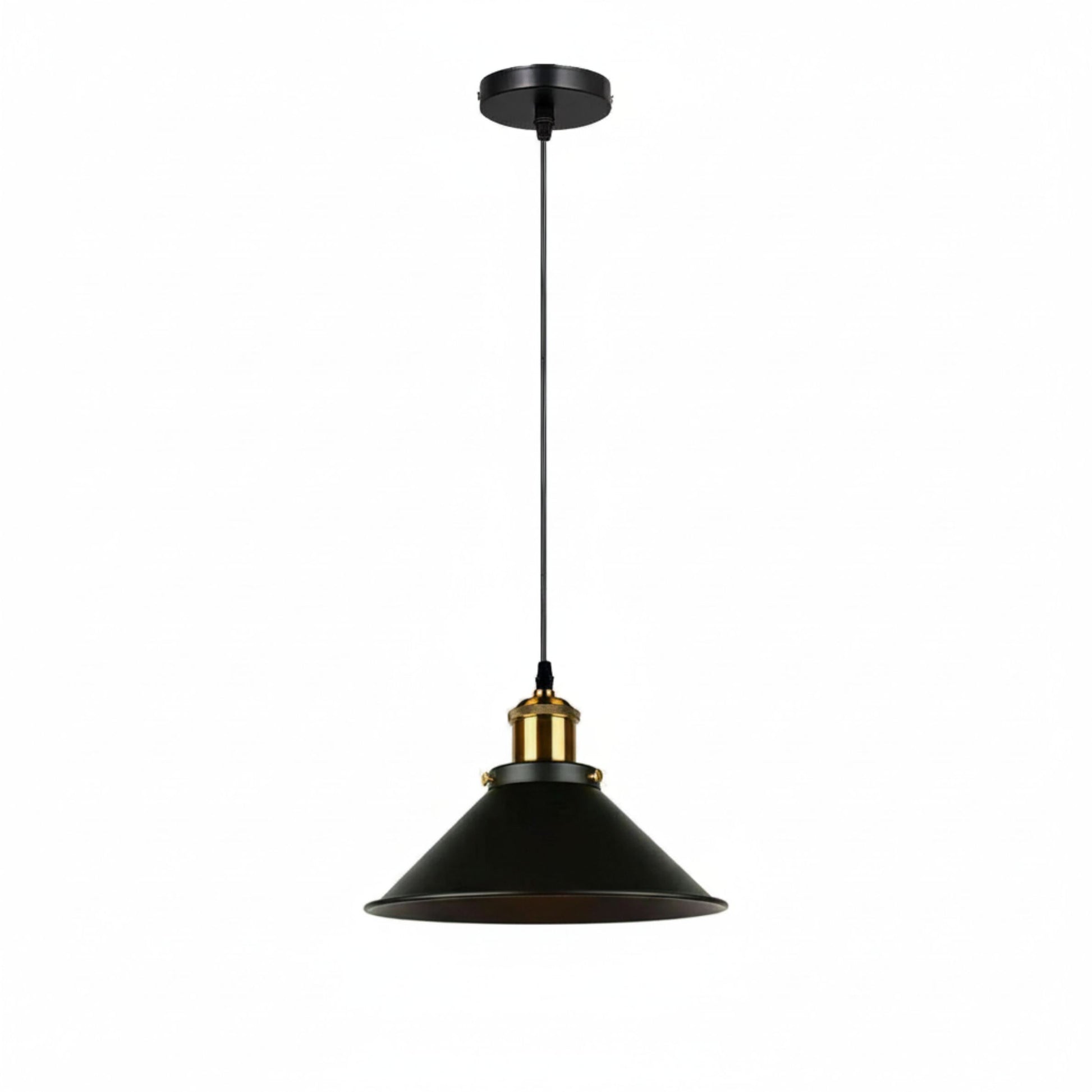Luminaire industriel vintage suspendu dans un salon