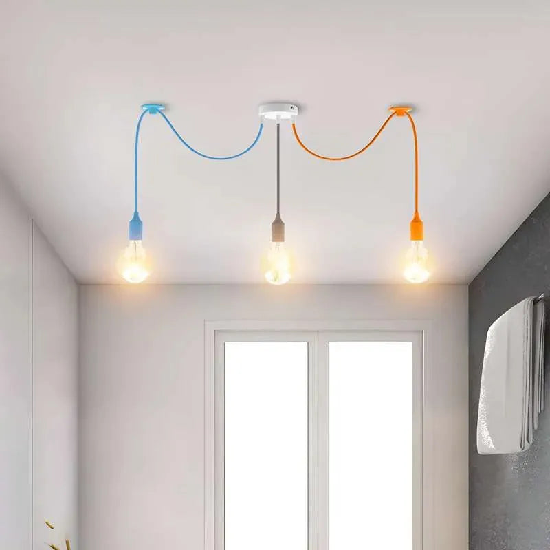 Lampe suspendue avec 3 points lumineux pour salle à manger
Lustre araignée 3 fils au-dessus d'une table