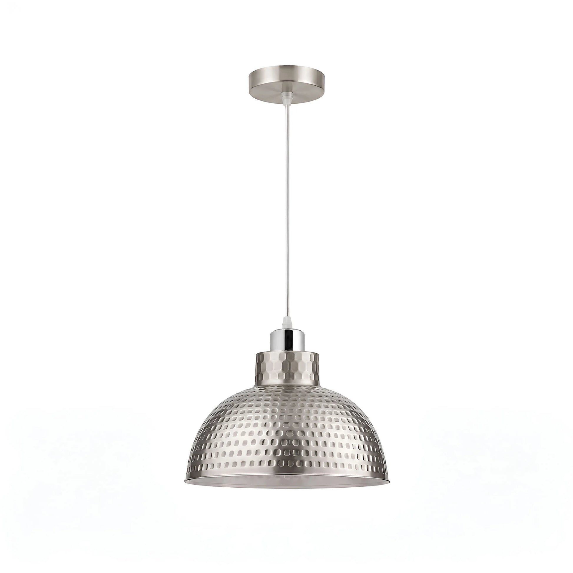 Suspension cuisine industrielle en métal martelé E27 au-dessus d'une table