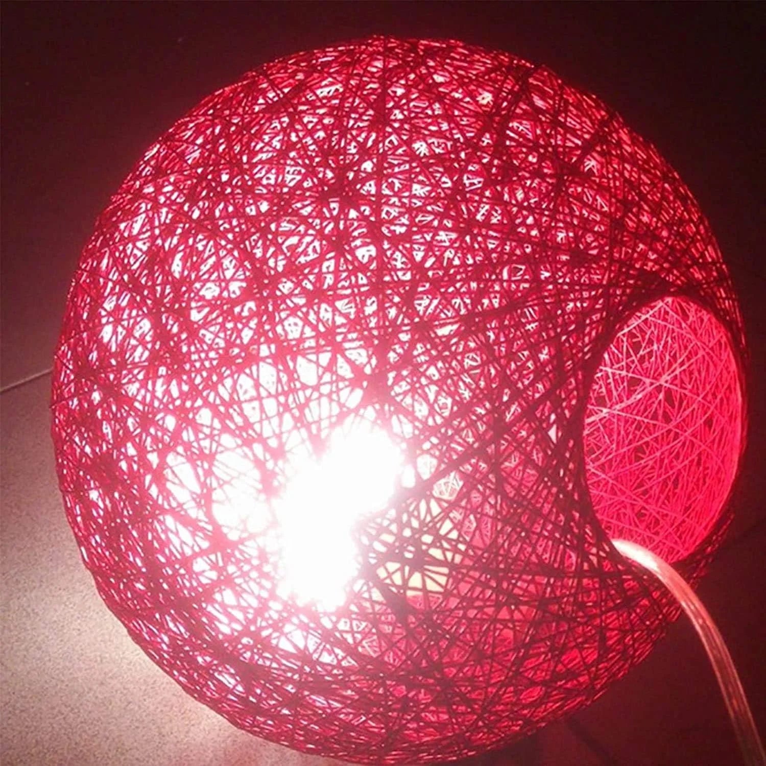 Suspension en boule de tissu de couleur wicker