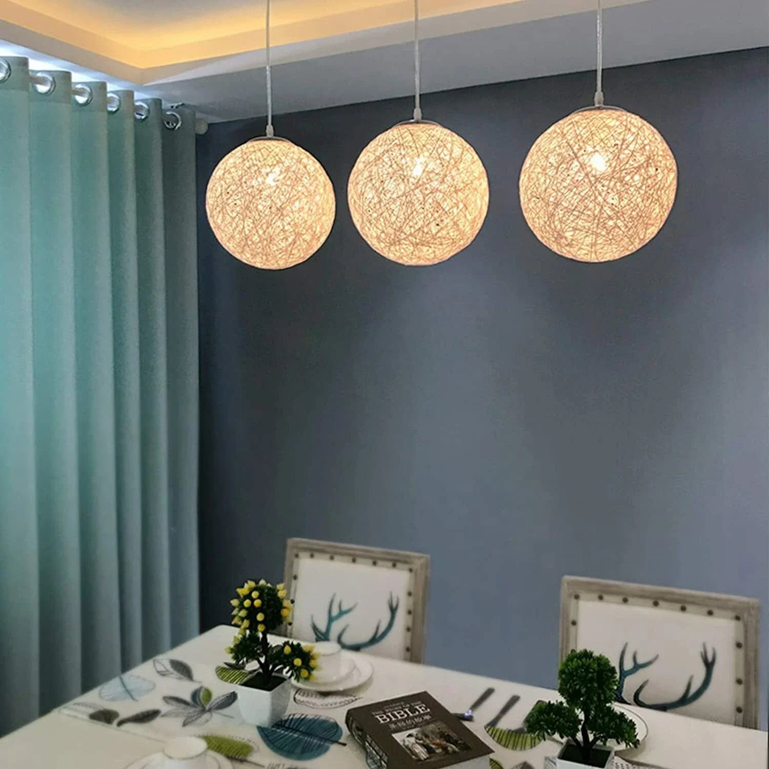 Suspension en rotin blanc style globe, avec douille E27