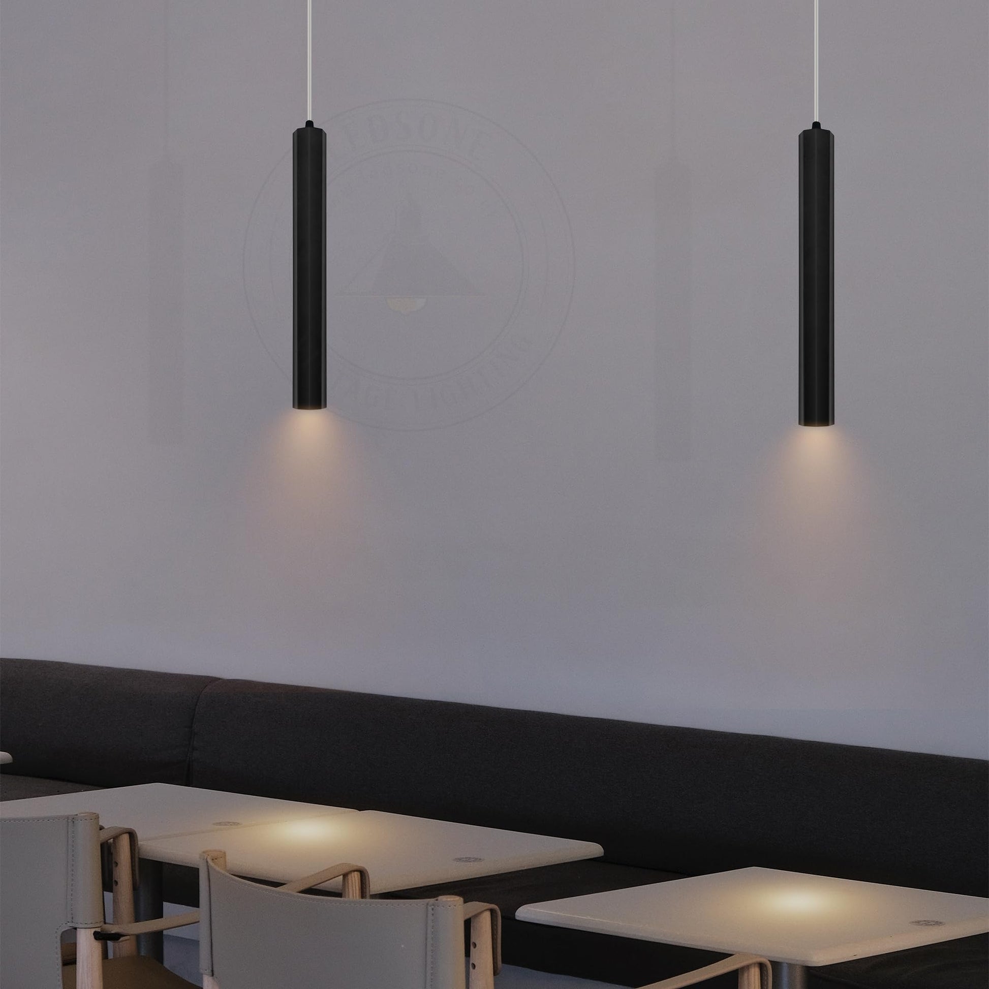 Suspension tubulaire noire au-dessus d'un îlot de cuisine moderne