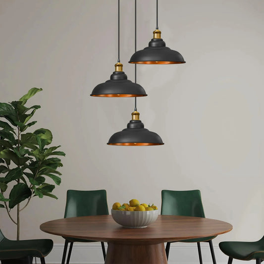 Suspensions noir et doré E27 au-dessus d'une table style industriel