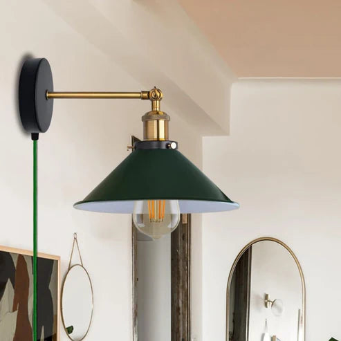 Cette applique murale conique LEDSone est un luminaire mural en métal conçu pour être branché directement sur une prise. Elle dispose d'un interrupteur et d'un variateur permettant d'adapter l'éclairage selon l'ambiance souhaitée. Son design conique convient particulièrement aux chambres, salons, bureaux et espaces de lecture.