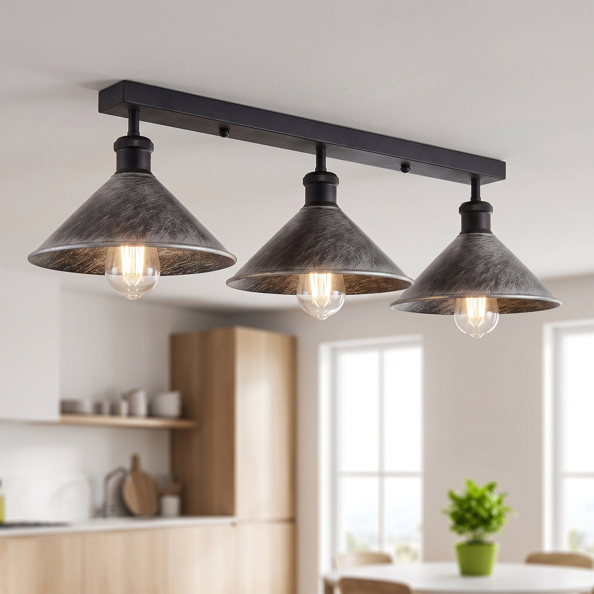 plafonnier à rampe industrielle de couleur noir mat, doté de 3 spots orientables en métal en forme d'entonnoir ou de dôme vintage.