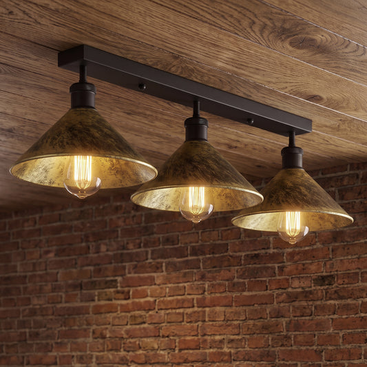 plafonnier semi-encastré de style industriel à 3 lampes, doté de diffuseurs coniques en métal patiné ou en cuivre brossé