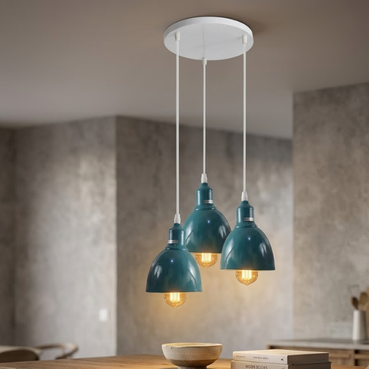 suspension industrielle triple en grappe de couleur bleu cyan / canard, idéale pour apporter une touche rétro et élégante à un intérieur.