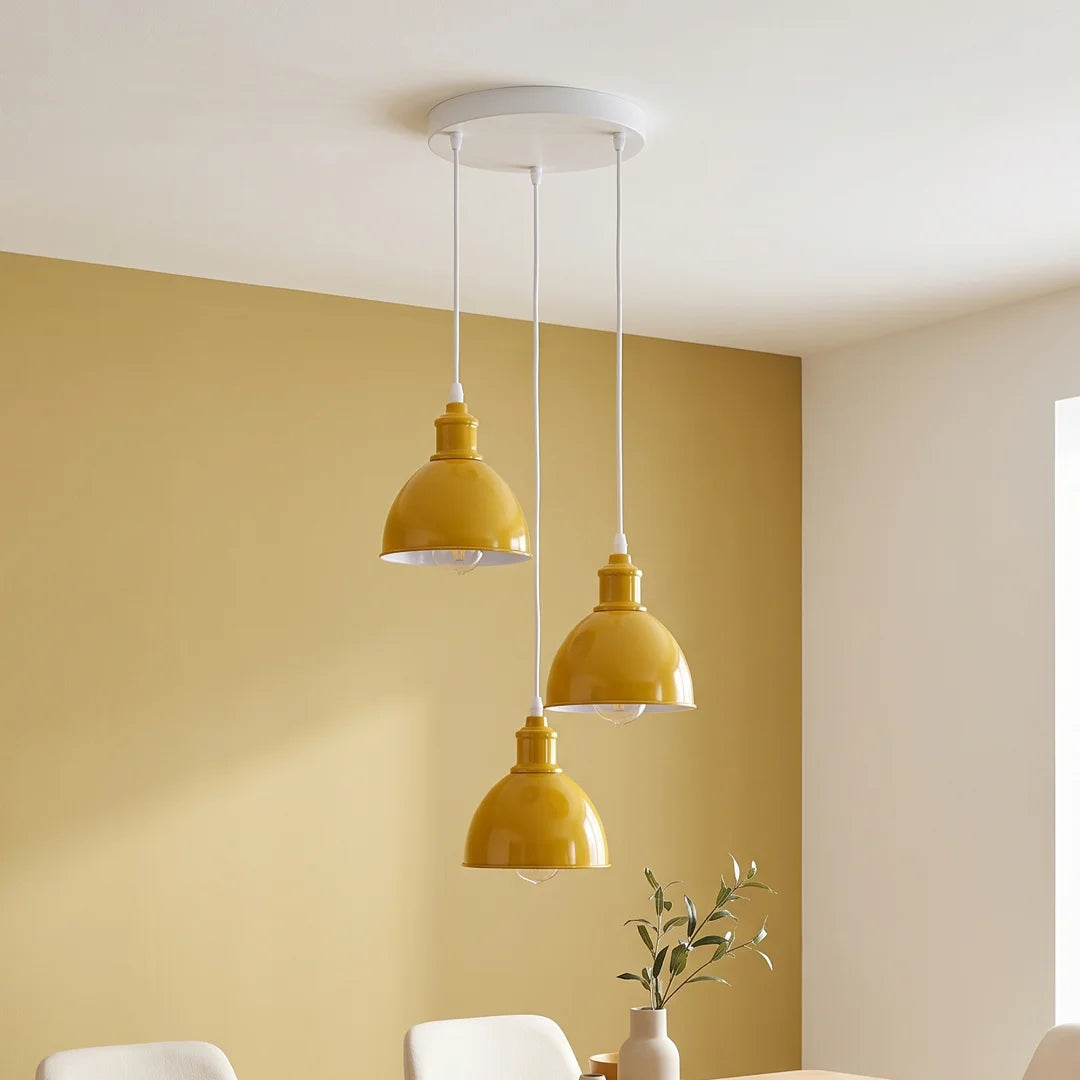 luminaire araignée à 3 têtes (grappe cascade) de couleur jaune moutarde, doté d'abat-jours en forme de coupole ou dôme en métal au style rétro et industriel.