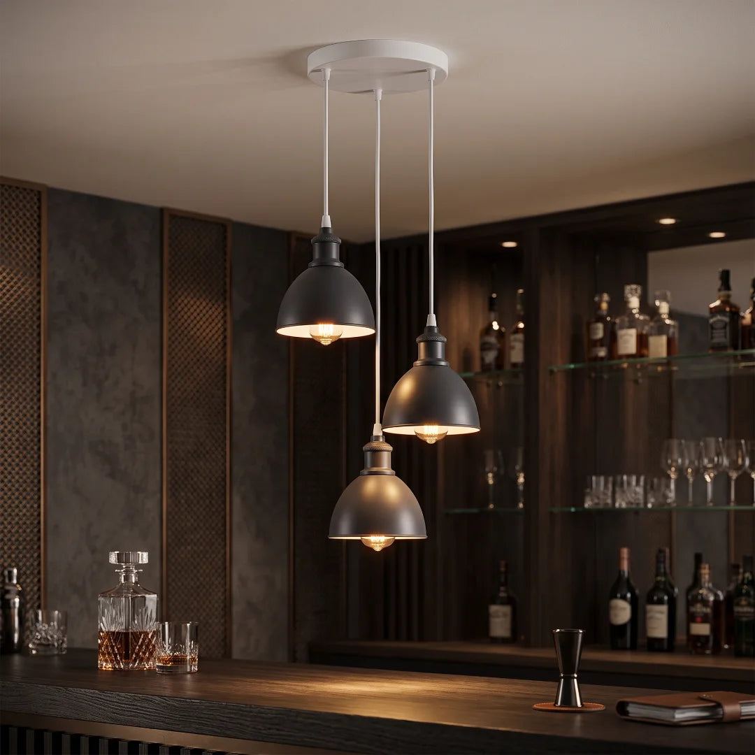 suspension luminaire à 3 lampes au style industriel et vintage, installée au-dessus d'un comptoir de bar en bois sombre